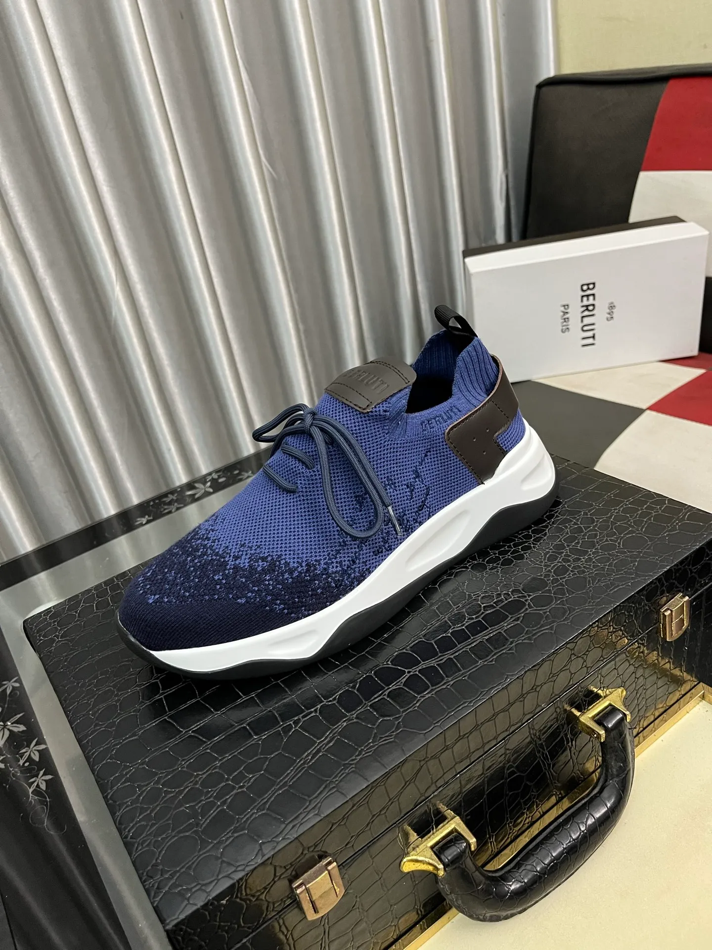 Men's Men's Shoes 💰400⌚️⌚️Berlut* France's top men's shoes, Berluti brand broke the rules in its first show and launched a new Edge shoe last. This model is hand-crafted with exquisite and fashionable fly-woven cowhide, a water-dyed cowhide lining, and an original color-blocked lightweight and wear-resistant rubber sole. This bold improvement of the iconic shoe last is of great significance to the creative work of its unique shape and edge width. On Alessandro shoes, this sharp-edged silhouette is made more see-through through Kris' bold and professional new Cloudy dyeing, making it classic and fashionable! Size: 38-46